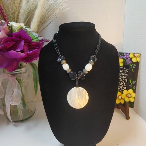 2/$30 Black & White Necklace w/ Round Mother Of Pearl Pendant 17.5in - Picture 6 of 7